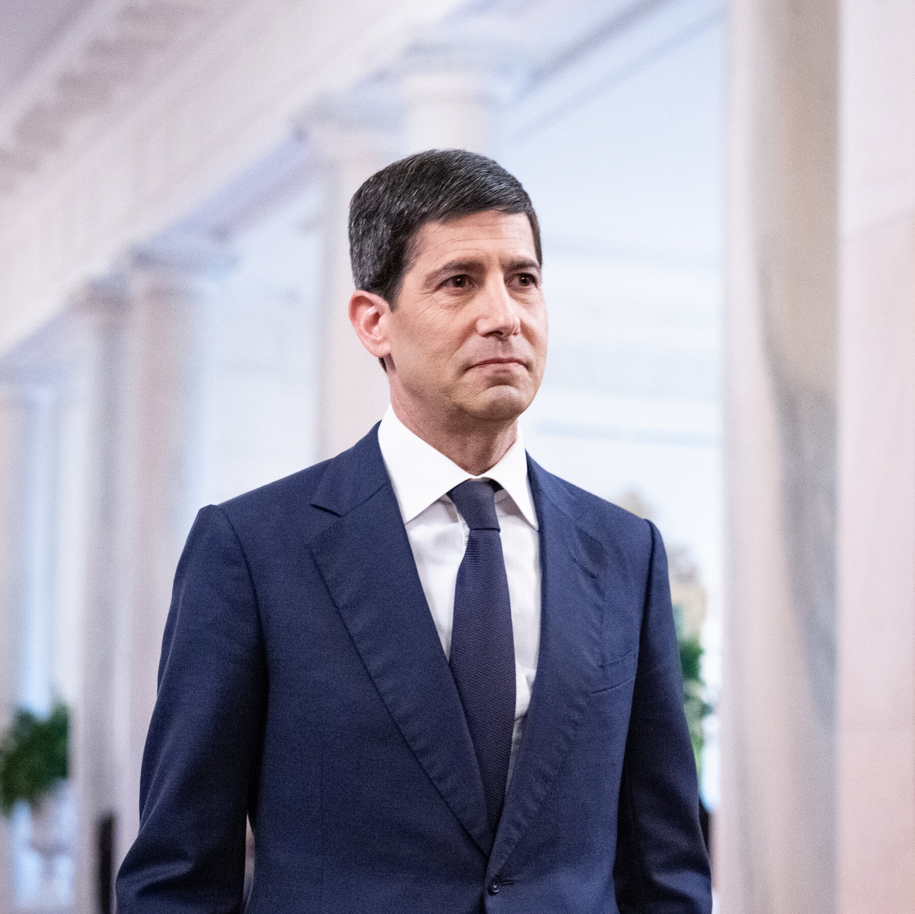 Federal Reserve Chairman Warsh Navigates Inflation Challenges in Inaugural Meeting