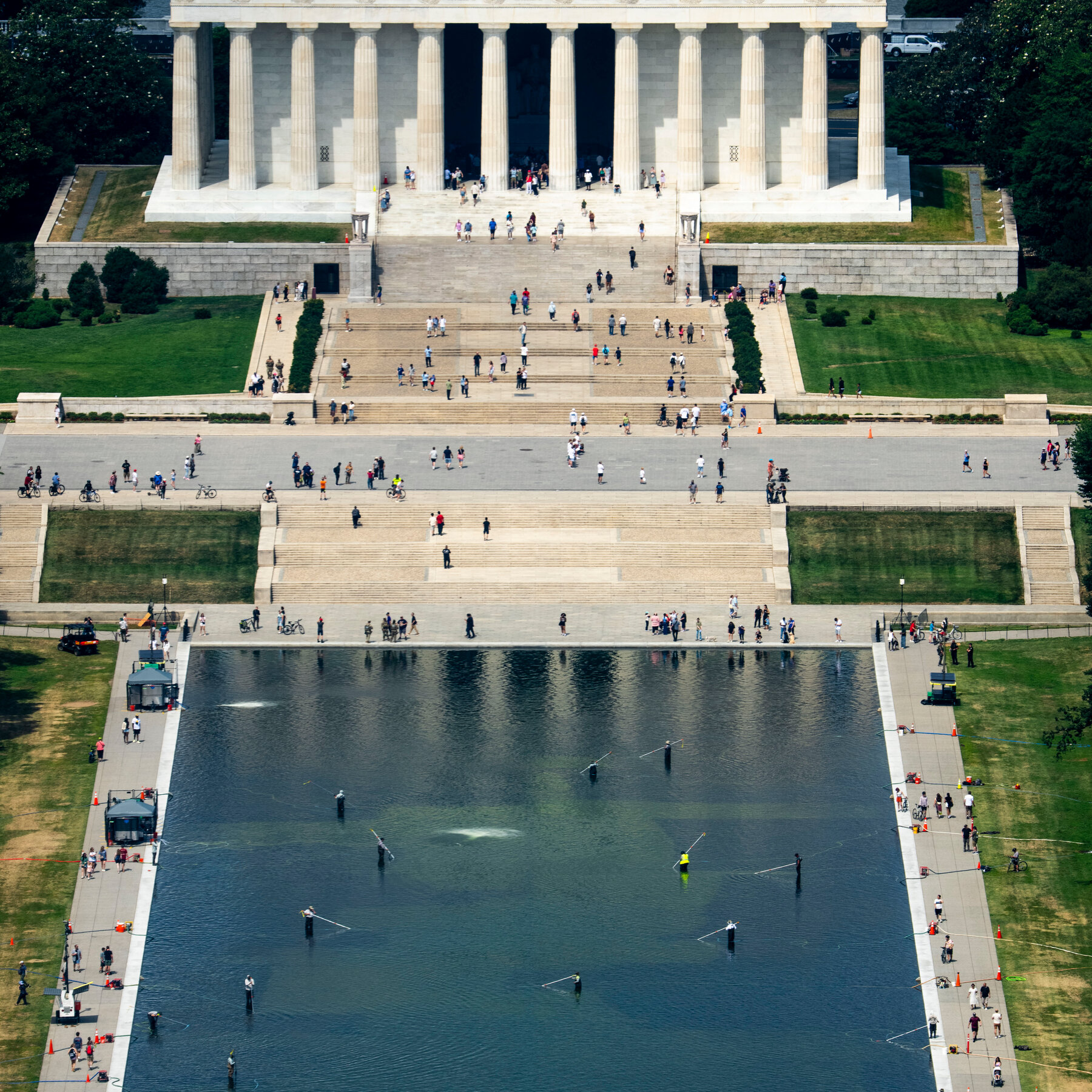 Reflecting Pool's Deterioration Sparks Debate Over Responsibility