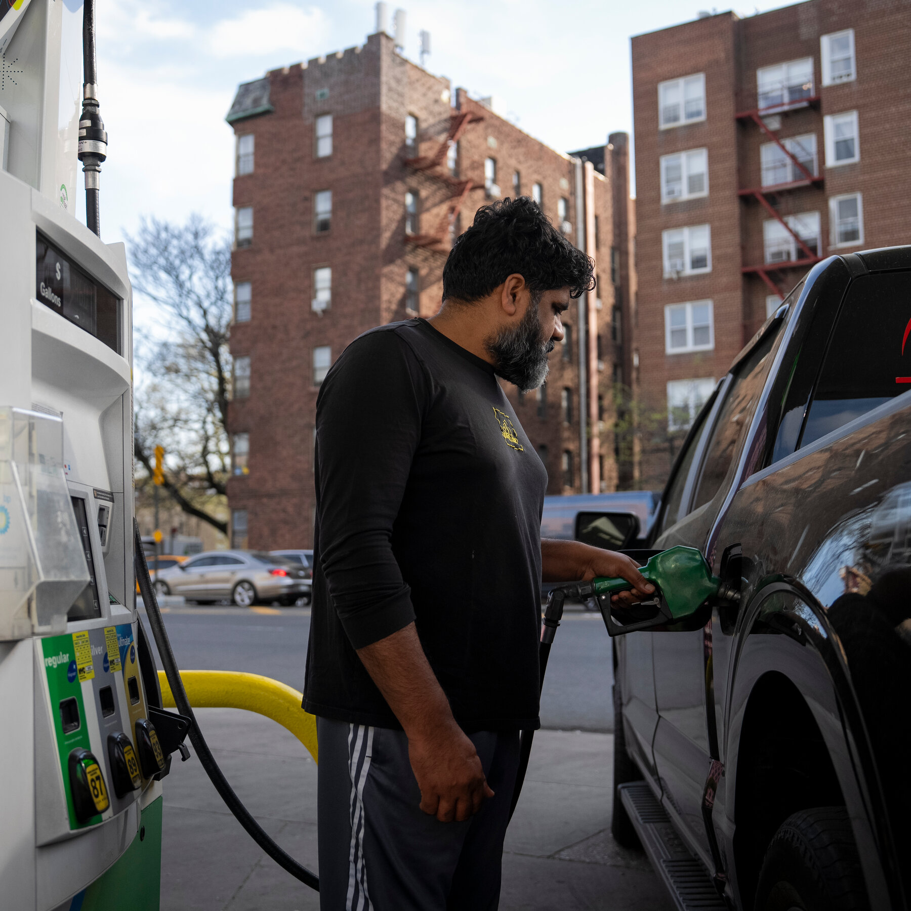 U.S. Gasoline Prices Dip Below $4 Amid Strait of Hormuz Agreement